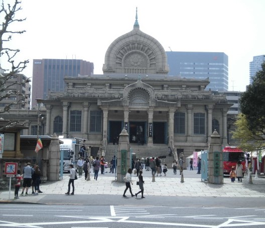 In front of Tsukiji Honganji Temple (2.) jpg