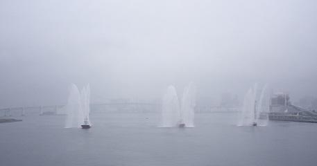 Fire boat water discharge (2.) JPG