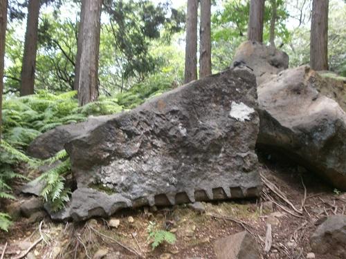 Arrow stone which left traces of broken stone. jpg