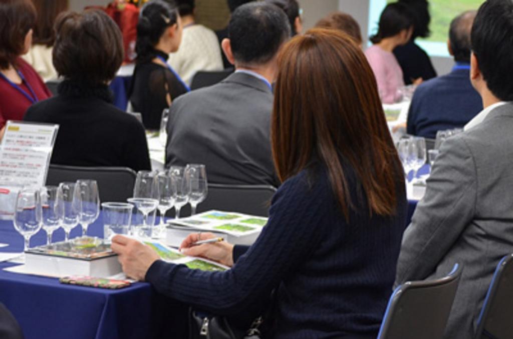 Learn from Sake Diploma!
Sake tasting Introduction of seminars held from mid-March to late March
　~ Hakutsuru Ginza Style ~