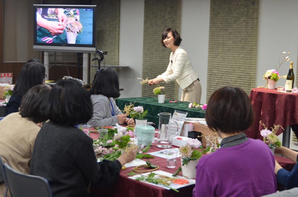 Enjoy the spring!
Hanami Sake with Flower Arrangement Introduction of seminar held from mid-March to late March
　~ Hakutsuru Ginza Style ~