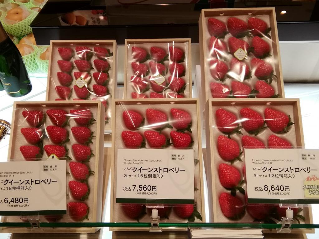 Strawberry Queen Strawberry Seasonal Fruit, abundance on one side　　
　~Senbikiya Sohonten~