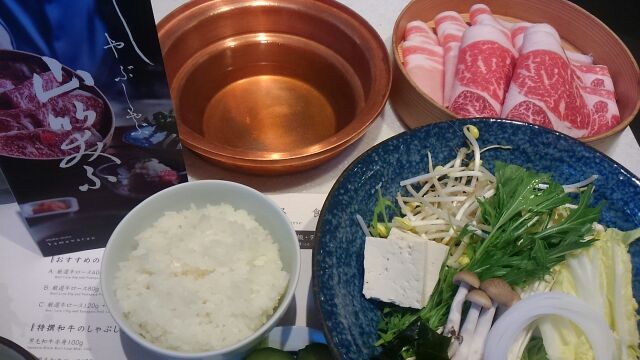 I'm very satisfied with the soft and delicious meat in Ginza, tasty shabu-shabu Yamashofu