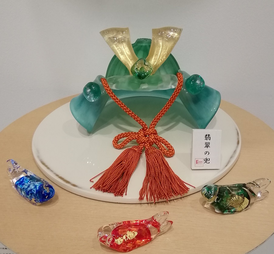 Jade helmet 33,000 yen Carp streamer chopstick rest 1,650 yen green, red and blue FUSION FACTORY Spring Glass Exhibition
　~ Nihonbashi Kiya Main Store izutuki~