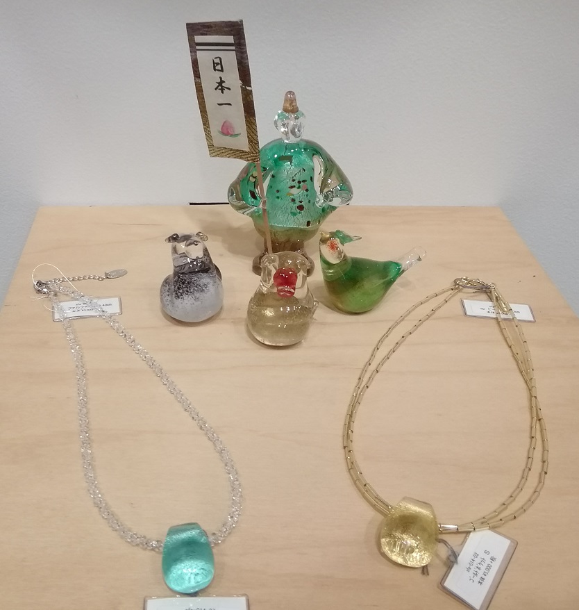 Momotaro 38,500 yen
Left in front: Gold Pocket S 5,500 yen Before right: Green Malacite Pocket S 5,500 yen FUSION FACTORY Spring Glass Exhibition
　~ Nihonbashi Kiya Main Store izutuki~