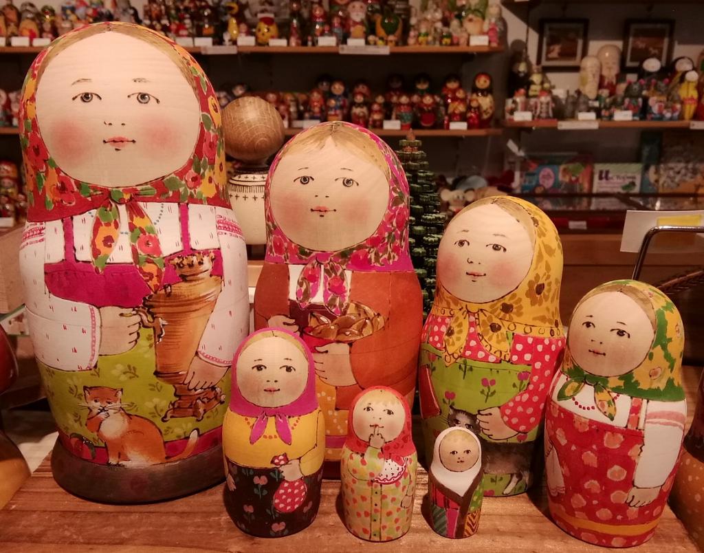 Matryoshka
Maria domitriewa
Matth 7 (18cm)
81,000 yen A lot of matryoshka!
　~ GINZA HAKKO tree incense ~