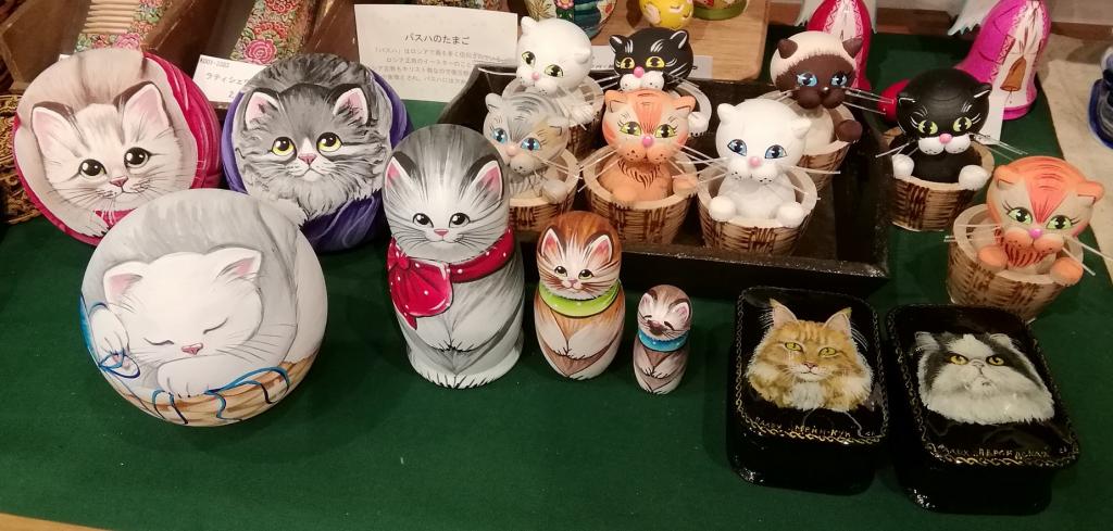 3 pieces on the left (round): 8,000 yen each
Central: Matryoshkaoresha 3 type 12,000 yen
2 boxes on the right: 2,000 yen each for Russian paint box
8 in the back: Tver's folk art cat 2,000 yen each There are lots of matryoshka!
　~ GINZA HAKKO tree incense ~