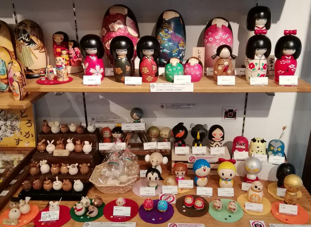 Upper: Usaburo Kokeshi doll
Lower: Anime character Kokeshi doll, etc. 1,300 yen to 21,000 yen Matryoshka full!
　~ GINZA HAKKO tree incense ~