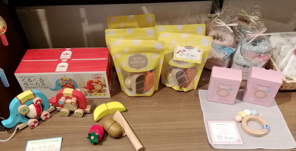 Left: Round circus 2,300 yen Center: Petit marche Basic JPY 1,700 right before: Milky Toy Bonbon Rattle 1,700 yen There are plenty of toys and baby goods!
　～ MUCCO ～