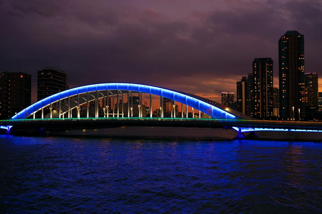 Lighting from 15 minutes after sunset to 23:00 Lighting up of Eitai Bridge