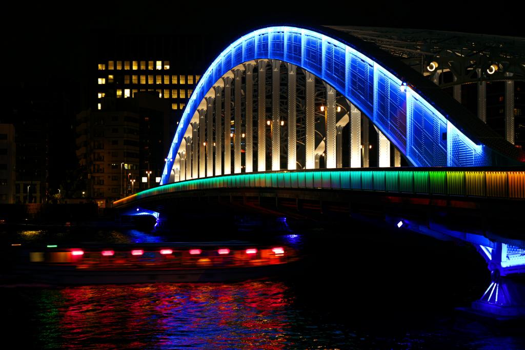 Light-up of Eitai Bridge where various ships come and go