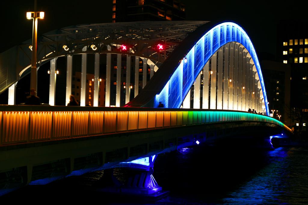 The scenery that beautifully illuminates the Sumida River at night is a new tourist attraction in Tokyo that illuminates the Eitai Bridge.