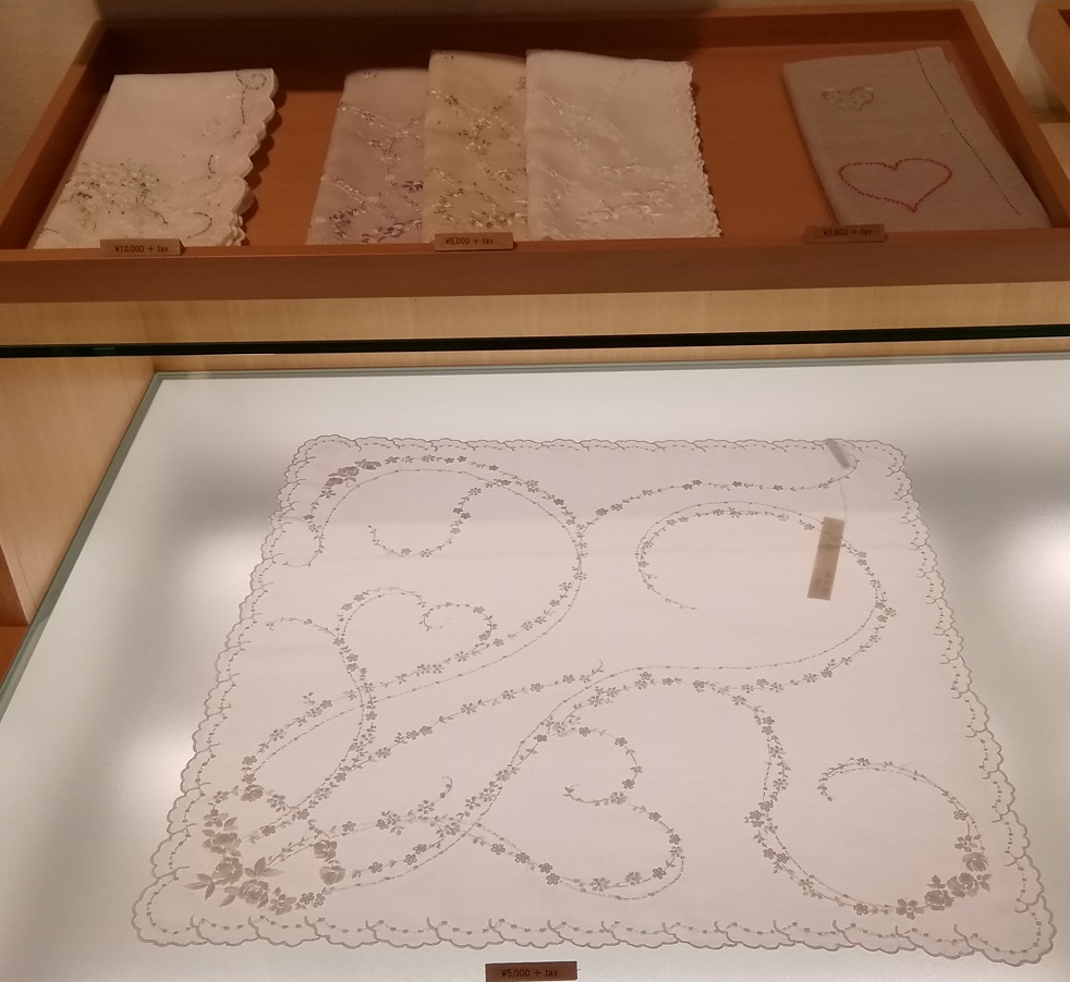 Vietnamese hand embroidery
Up to 10,000 yen
5,000 yen for both the center and the top and bottom
Top right 3,500 yen How about one handkerchief in the world?
　~ CLASSICS the Small Luxury Nihonbashi Ningyocho Store~