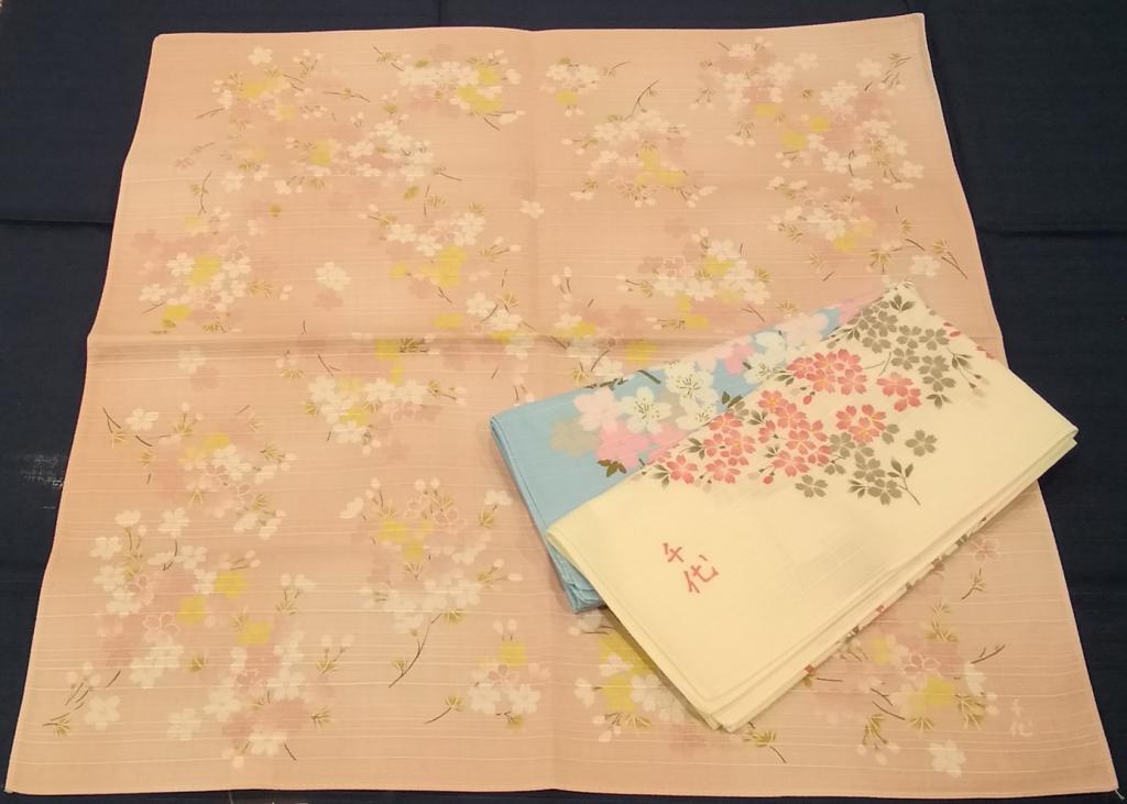 Chiyo Uno loves cherry blossom furoshiki 50cm wide 800 yen each
90cm width 2,000 yen each folds, ties, and beats a piece of cloth.
　~Furoshiki specialty store Edo artisan arabesque shop ~