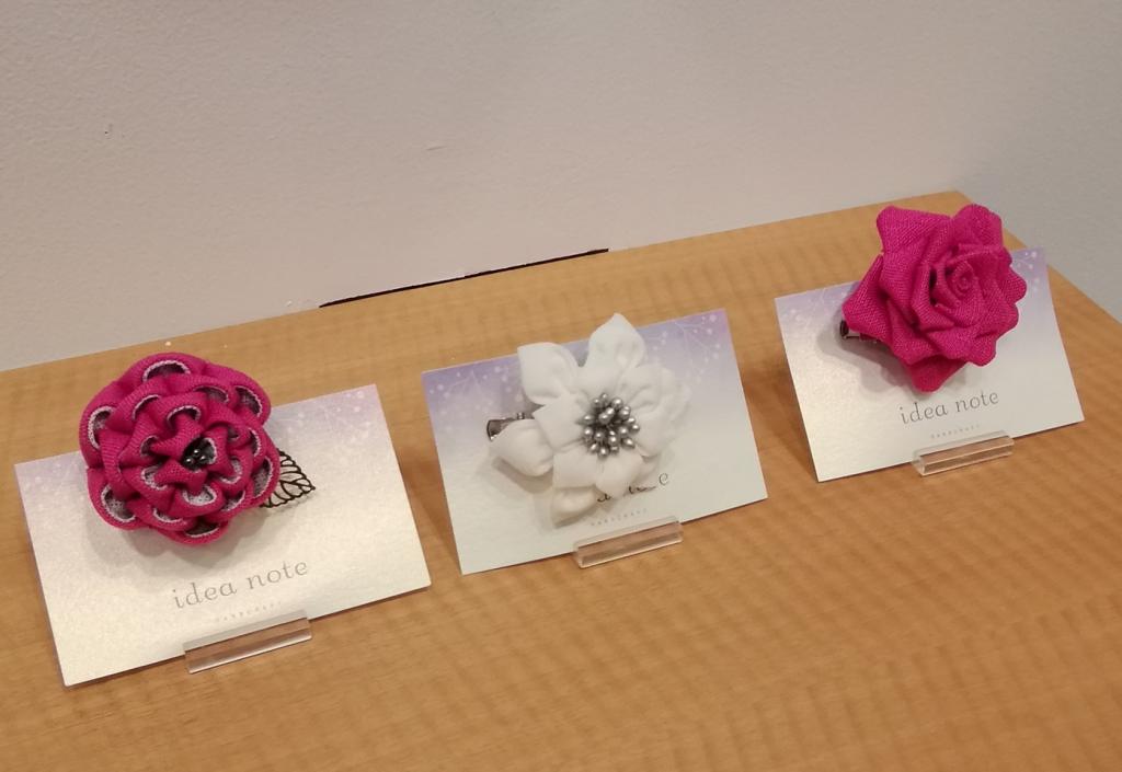 Left and right: Oomi hemp knob brooch
　3,850 yen per bud
　Rose 2,750 yen
Central: Hama Chirimen Crepe knob flower brooch
　4,400 yen Idea Note Select Oomi's Cloth Fair - Nihonbashi Kiya Main Store izutuki-