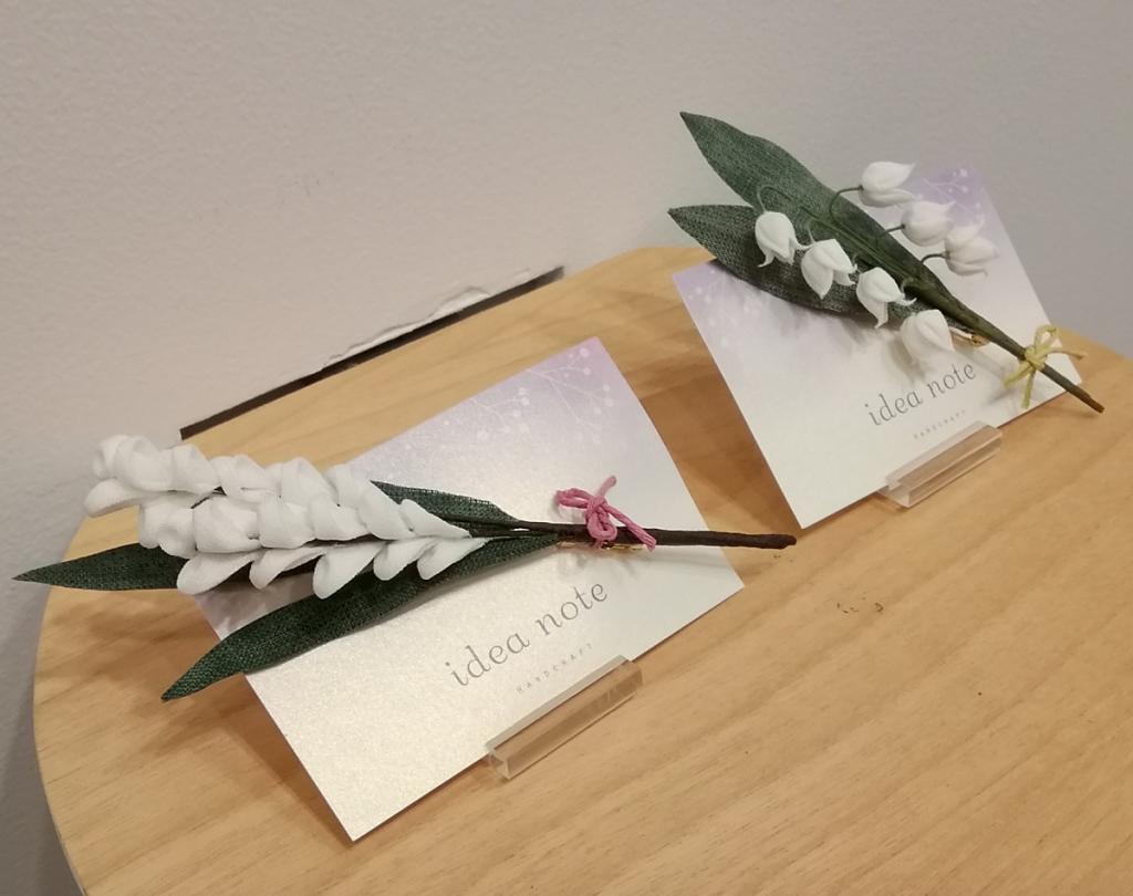 Hama Chirimen Crepe
Left: White lavender
　5,500 yen
Right: Lily brooch
　6,050 yen Idea Note Select Oomi's Cloth Fair - Nihonbashi Kiya Main Store izutuki-