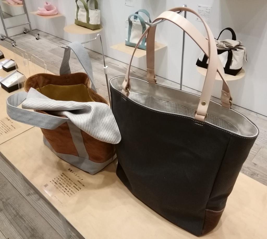 Left: Shiga Thoth Leather Mix
　(Brown, pink) 27,500 yen
Right: Shiga tote bag
　M size 18,700 yen Idea Note Select Oomi's Cloth Fair-Nihonbashi Kiya Main Store izutuki-