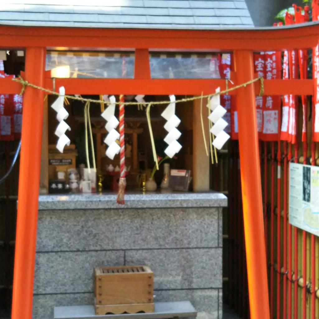  Alleys in Ginza: An alley where Hodo Inari Shrine is located