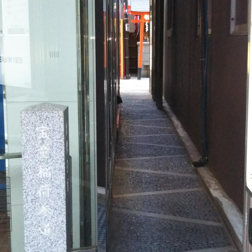  Alleys in Ginza: An alley where Hodo Inari Shrine is located