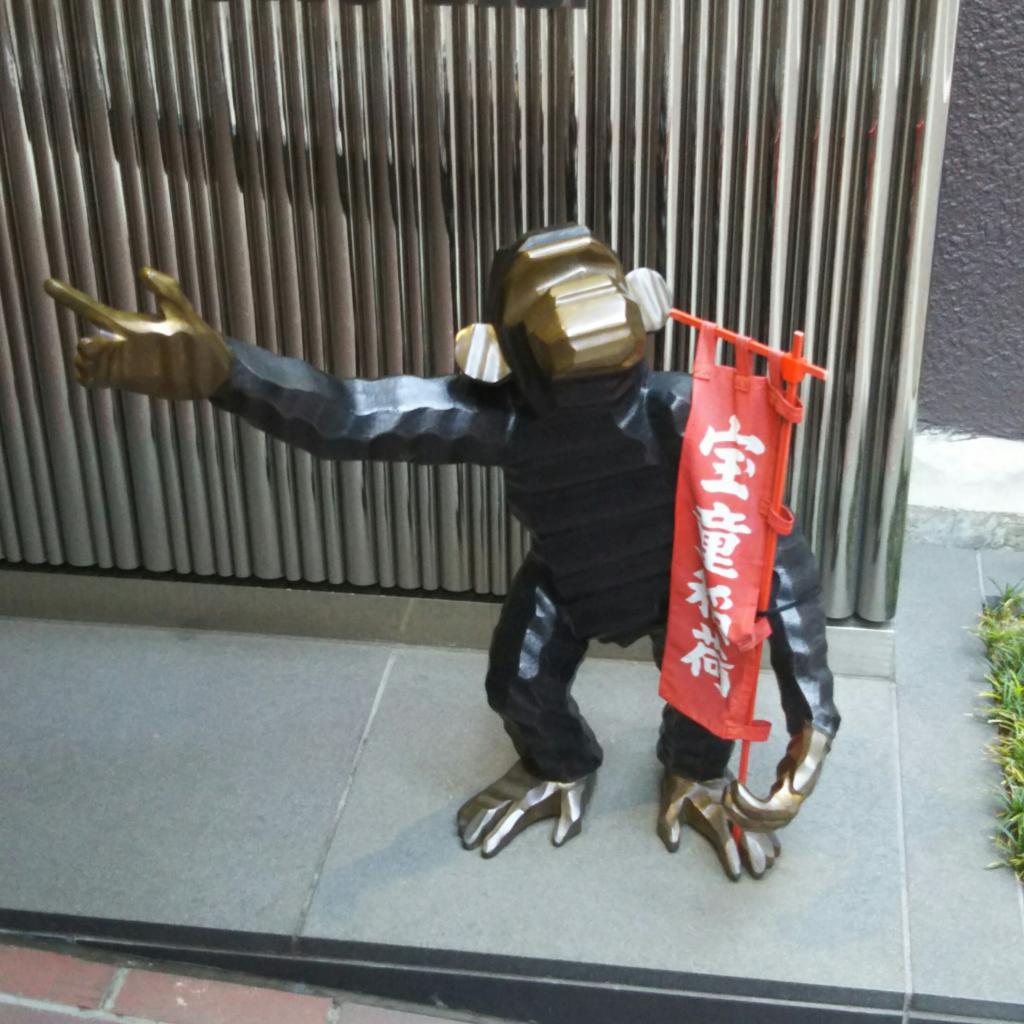  Alleys in Ginza: An alley where Hodo Inari Shrine is located