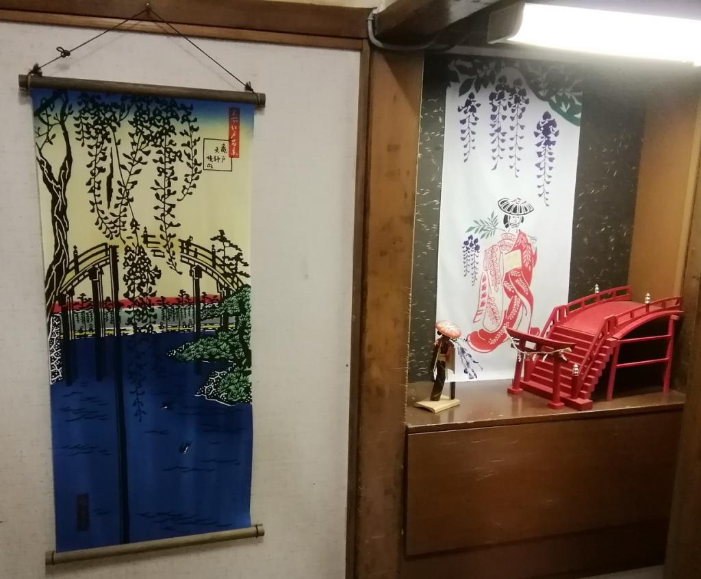 Left: Hundred Views of Hiroshige Utagawa Painting Famous Views Kameido Tenjin precinct right: The "cloth shop" series in the neighborhood of Fujimusume Ningyocho, this time "Tenugui"
　　~Todaya Shoten ~