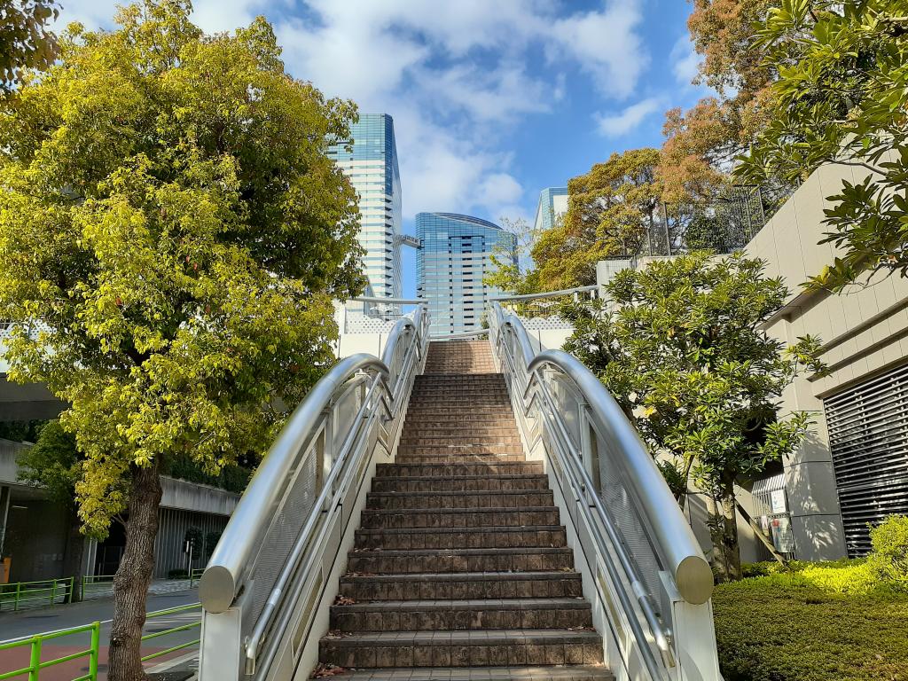  Approaching the pioneer of high-rise houses at the site that remains in Harumi