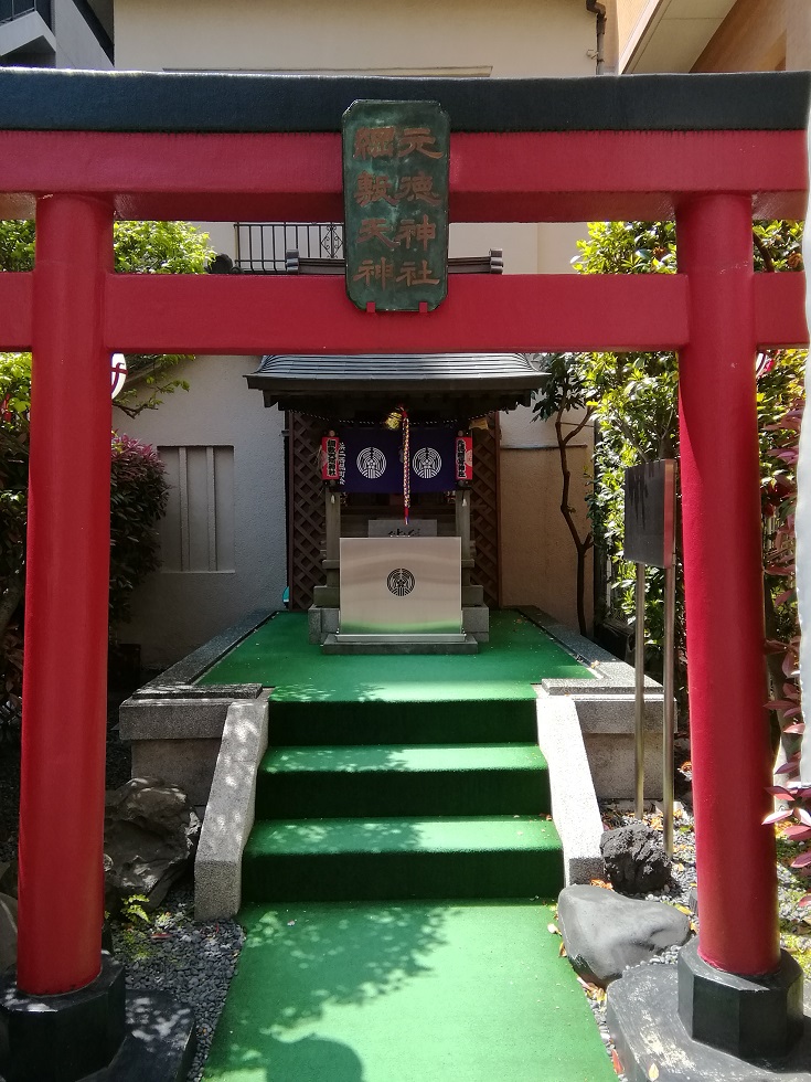 Hontoku Inari Shrine, Tsunashiki Temma Shrine Shrine 5 with a quiet appearance that can be reached from Ningyocho Station.
　~ Mototoku Inari Shrine, Tsunashiki Temma Shrine ~