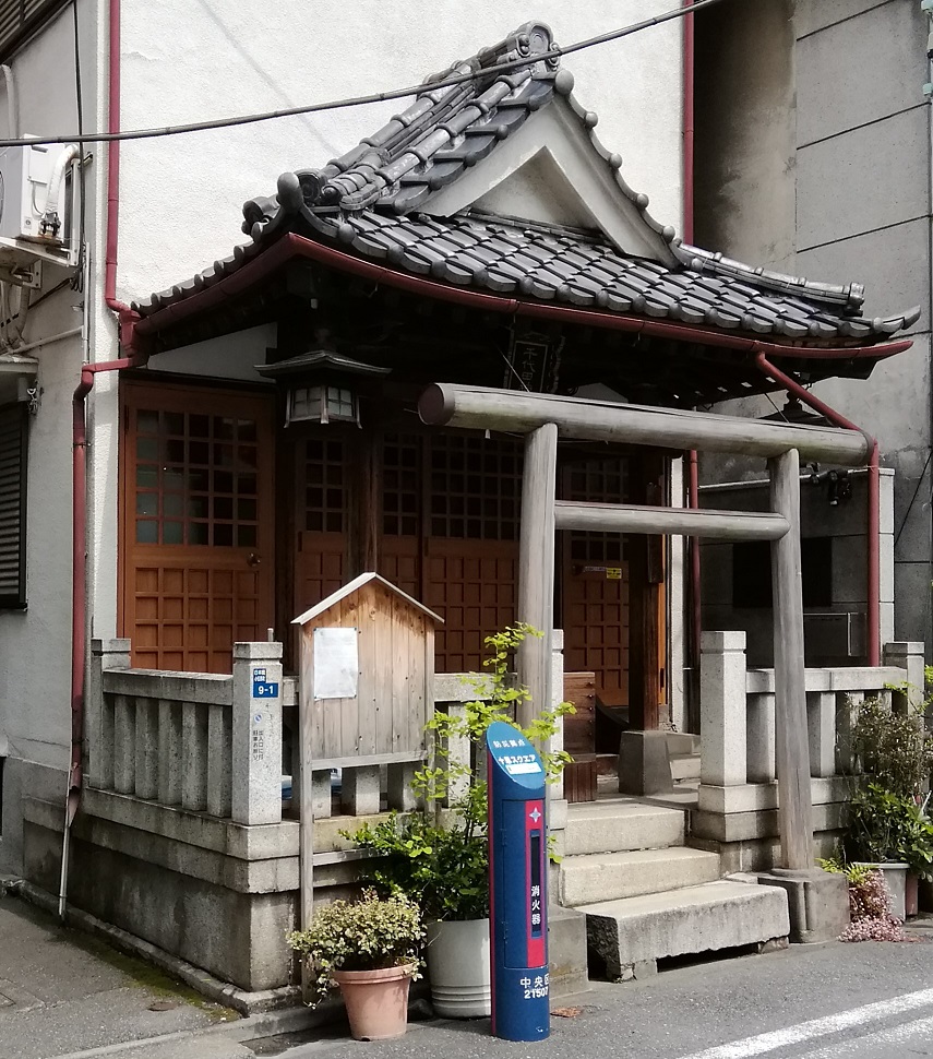  Shrine 6 with a quiet appearance that can be reached from Ningyocho Station-Chiyoda Shrine-