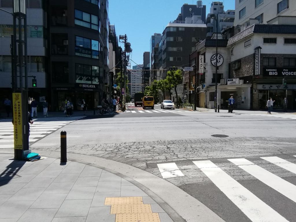 Consider "amazake Yokocho" intersection "Newcomer" and Ningyocho 10 years 7
　　~ Scenery of the location street~ 