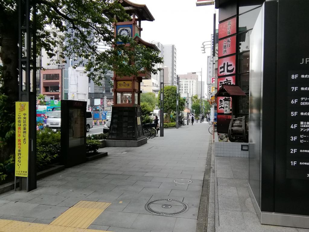 Consider "Newcomer" in front of Ningyocho-dori Karakuri Ogura (town fire extinguisher) and Ningyocho 10 years 7
　　~ Scenery of the location street~ 