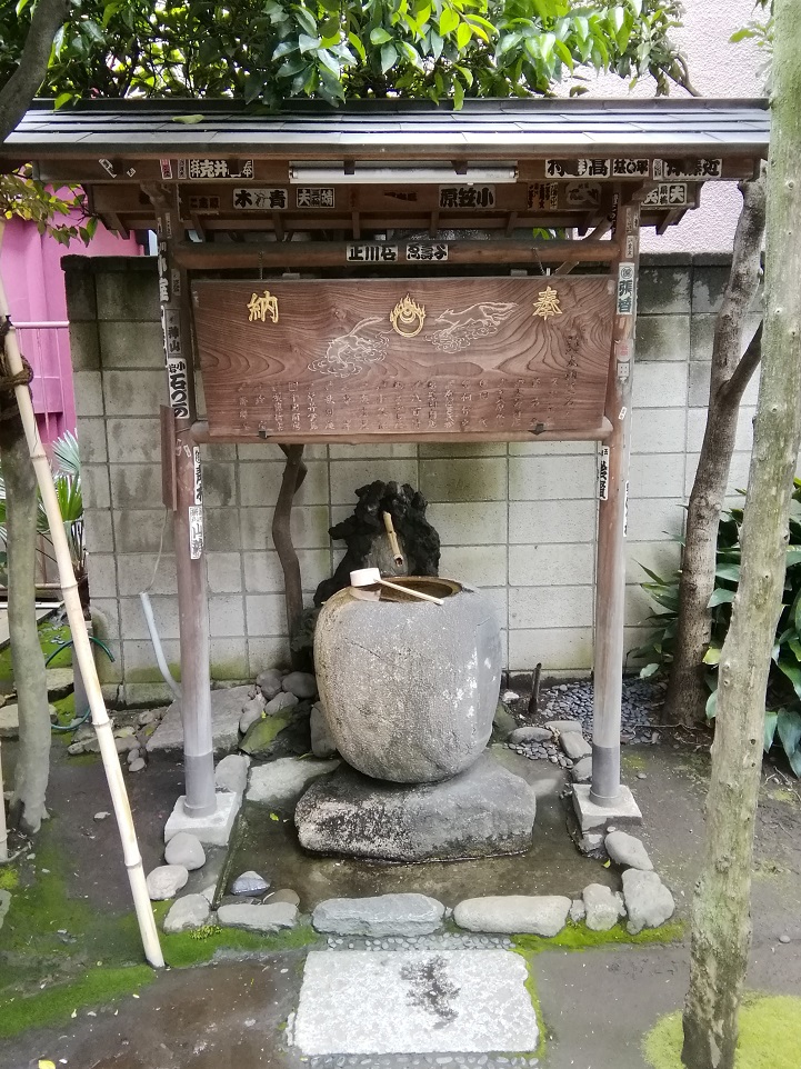 About Kasama Inari Shrine Tokyo Bessha Shrine 9 with a quiet appearance that can be reached from Ningyocho Station.
　~ Kasama Inari Shrine Tokyo Betsusha ~ 