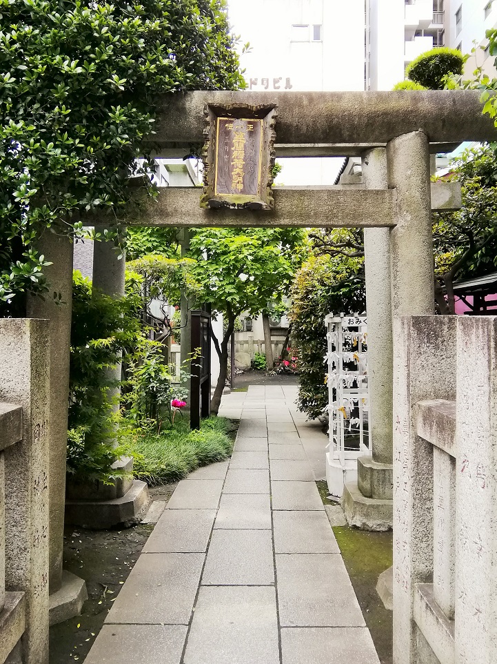 A shrine with a quiet appearance that can be reached from first gate Ningyocho Station on the side of Hisamatsu Police Station.
　~ Kasama Inari Shrine Tokyo Betsusha ~ 