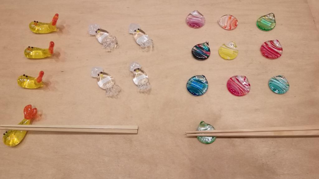 Left: Shrimp fly Chopstick rest 1,650 yen Center: Ika-san chopstick rest 1,760 yen Right: Ohajiki Chopstick rest 880 yen Morihiromi Glass Exhibition - Hello! Monsters 　
　~ Nihonbashi Kiya Main Store izutuki~