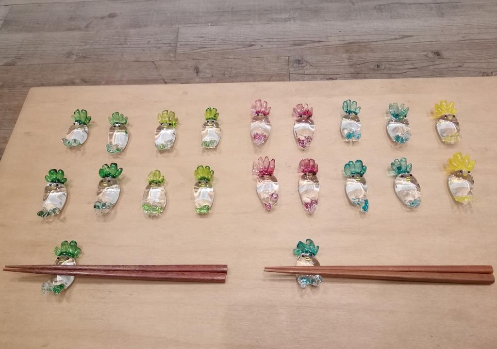 Left: Daikon chopstick rest (green) (yellow green) 1,650 yen Right: Mandragola Chopstick rest (pink) (blue) 1,650 yen Morihiromi Glass Exhibition - Hello! Monsters 　
　~ Nihonbashi Kiya Main Store izutuki~