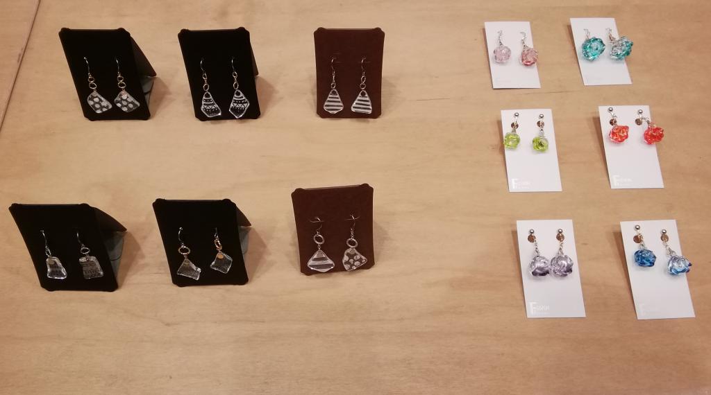 Left: Drawing piercing earrings 4,180 yen
（W） 4,400 yen
Right: Kirakoro 3,850 yen Morihiromi Glass Exhibition -Hello! Monsters 　
　~ Nihonbashi Kiya Main Store izutuki~