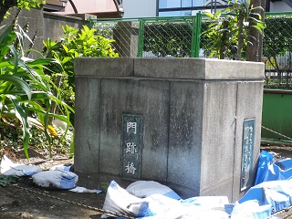  One main pillar of the gate bridge