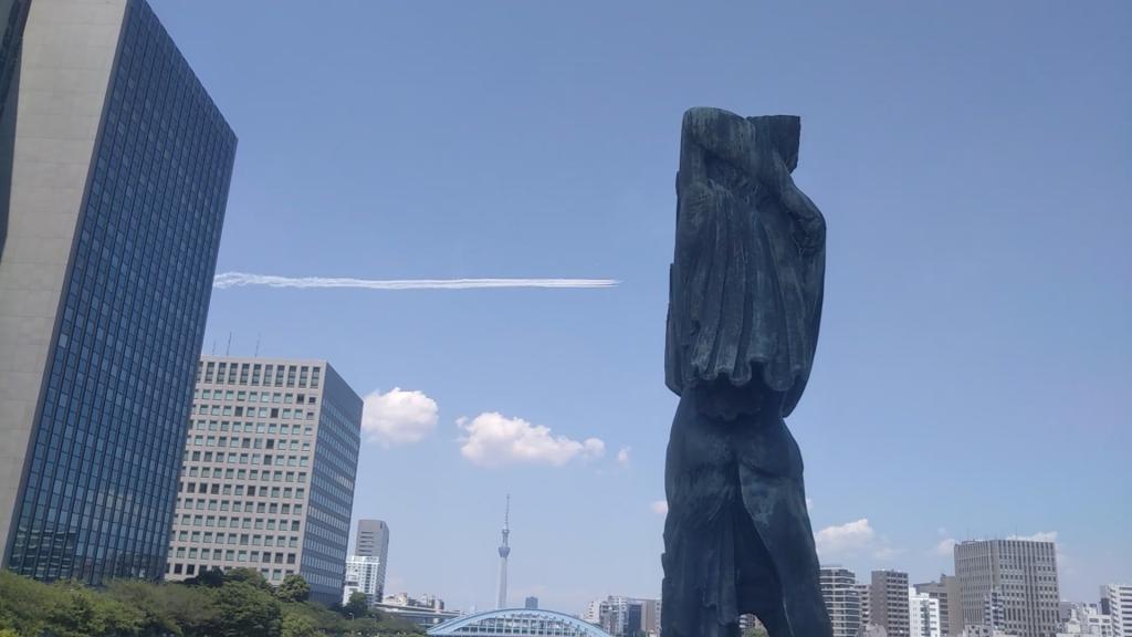 I saw it on Chuo-ohashi Bridge, where the blue impulse sky can be widely seen in the sky of Tokyo, a white smoke streak that cuts the blue sky over the Sumida River.