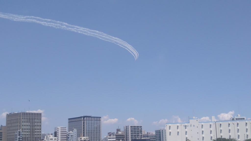  Blue Impulse in the sky of Tokyo
I saw it on the Chuo-ohashi Bridge, where the sky can be seen widely.