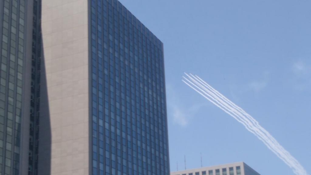  Blue Impulse in the sky of Tokyo
I saw it on the Chuo-ohashi Bridge, where the sky can be seen widely.