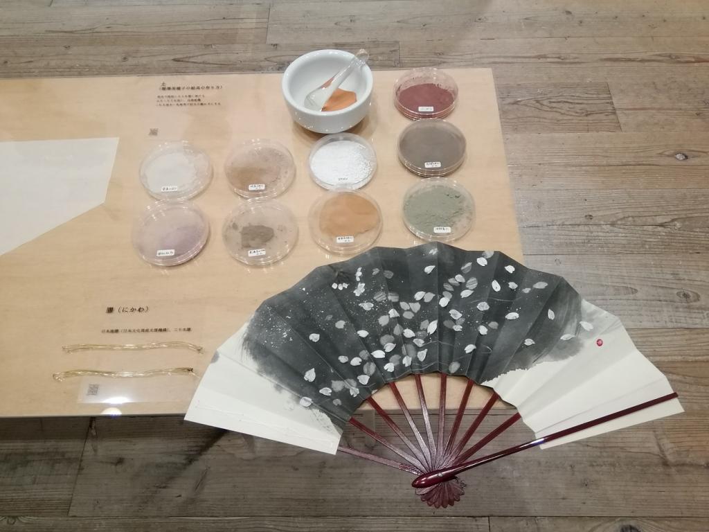 Listening to the fan style / cherry blossoms
38,500 yen Painter Mihoko Inazawa's fan exhibition
　~ Nihonbashi Kiya Main Store izutuki~ 