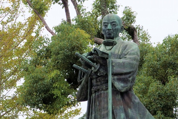  Tadataka Ino, a man walking by looking at the stars