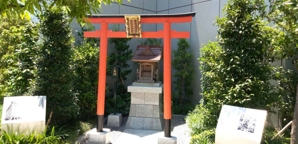 Kakugo Inari Shrine is also the charm of Jinza GINZA SIX (2) rooftop garden.