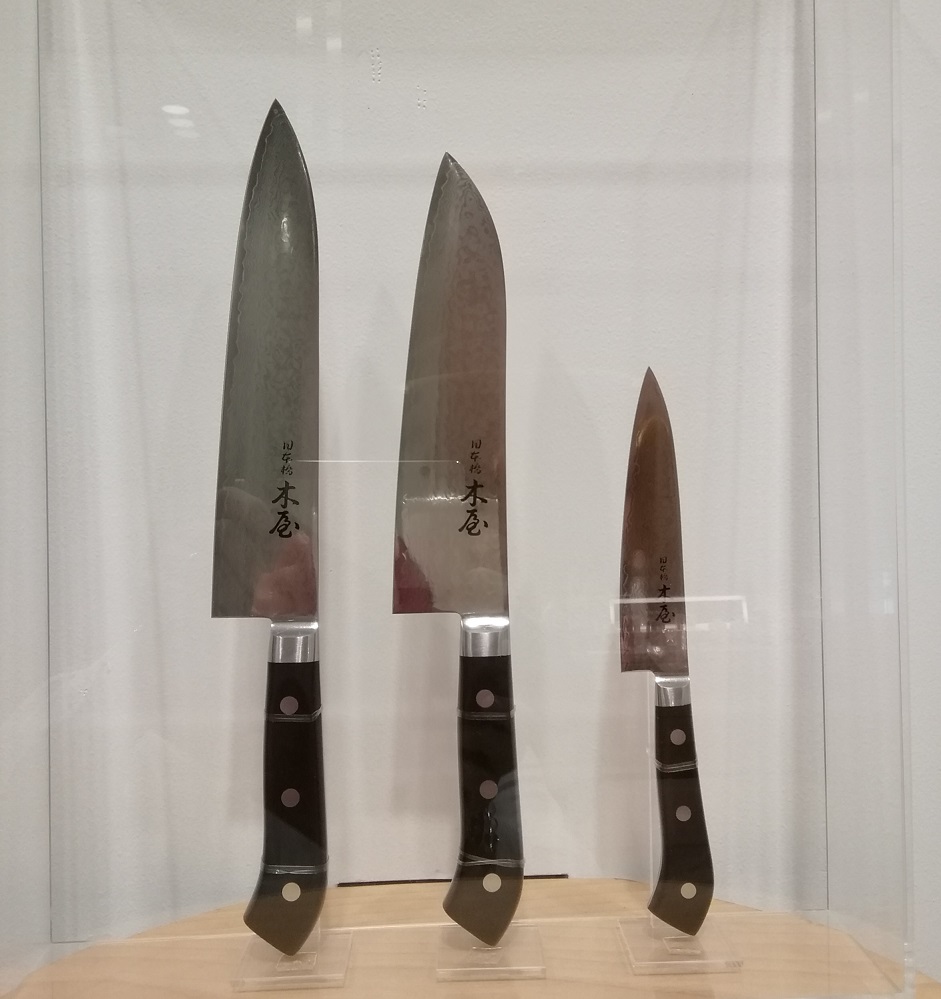 VG10 black sink 33 layer brushing
Left　：Cow sword 200mm 29,700 yen Center: Scythe-shaped knife 180mm 27,500 yen right　：Petit knife 120mm 16,500 yen Edo / Tokyo Summer Memories-Stay Home & Enjoy Cooking-Nihonbashi Kiya Main Store izutuki-