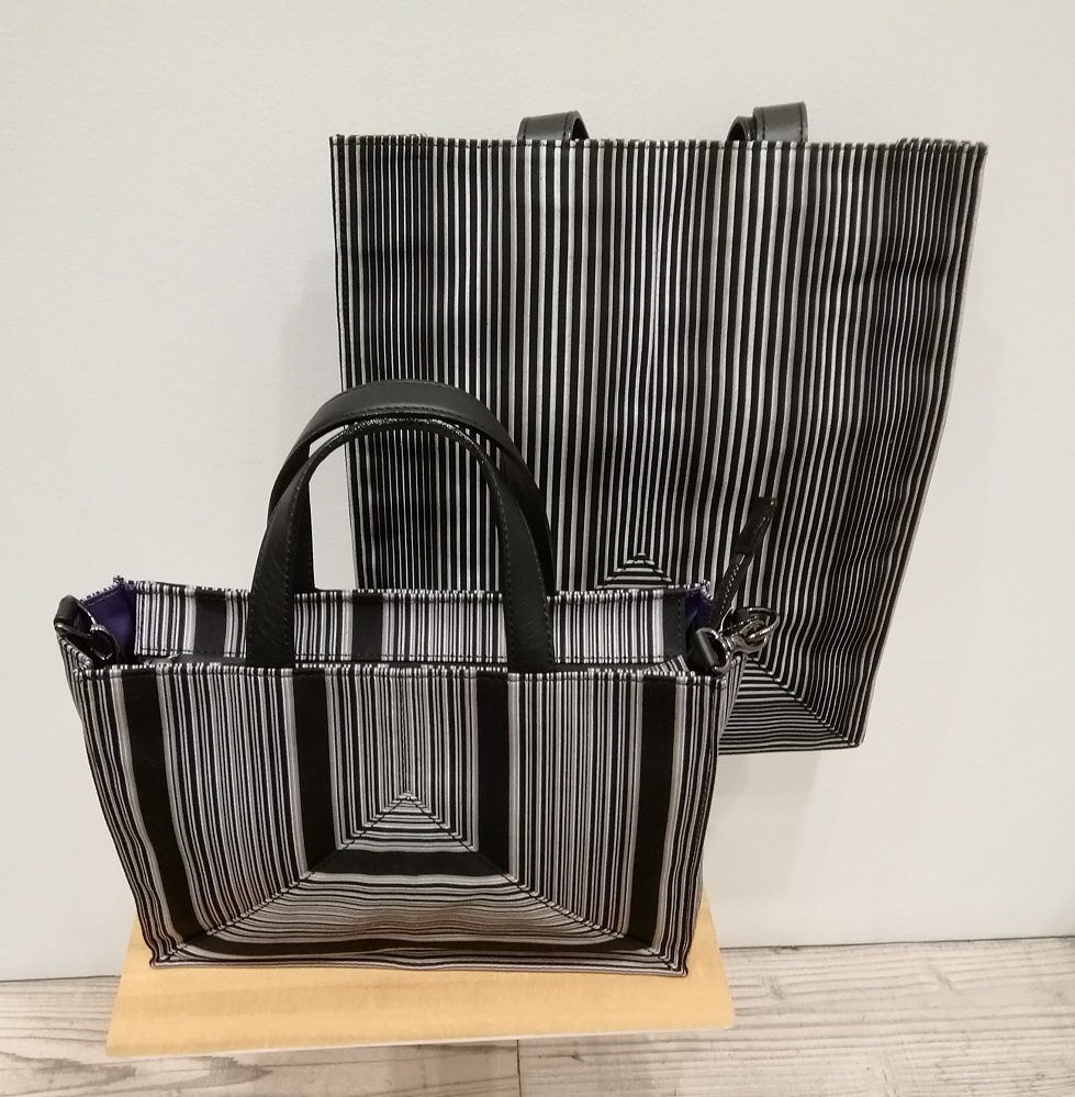 Foreground:　Striped Stella 2Way BAG 38,500 yen
Back:　Striped Stella BAG
27,500 yen The best of Kokura weaving stripes 2020
　~ Nihonbashi Kiya Main Store izutuki~