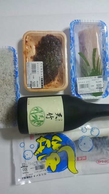 At home, Tsukiji Tentake original shochu and Tsukiji fish bank sashimi Tentake souvenir are Tsukiji's gem.　