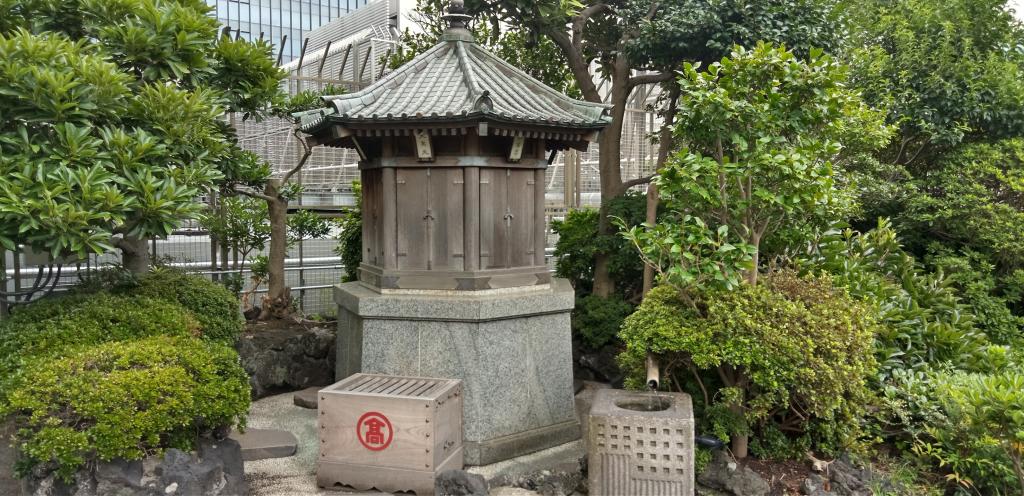 Attraction of the Shichifukuden Important Cultural Property [Nihonbashi Takashimaya] enshrined in a Japanese garden (3) Rooftop-floor elevator hall and rooftop artworks