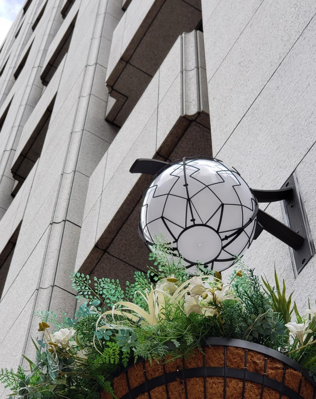  A lot of flower pots are served with Aya on Bank of Japan Street.