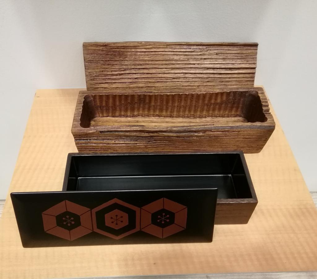 Foreground:　Box coating, 1 step
Paulownia in Honshu
７０×２００×５０ｍｍ
10,450 yen

Back:　Box
Lacquer from Abashiri (wood after scraping lacquer) Amani oil painting (lacquer is not used) 155 x 145 x 30 mm
19,800 yen Ariko Horiuchi Urushi Living Exhibition
　~ Nihonbashi Kiya Main Store izutuki~