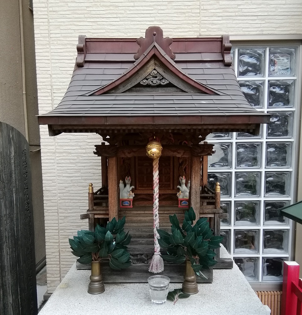  No.27 shrine with a quiet appearance that can be reached from Ningyocho Station.
 　~ Venus Inari Shrine~ 