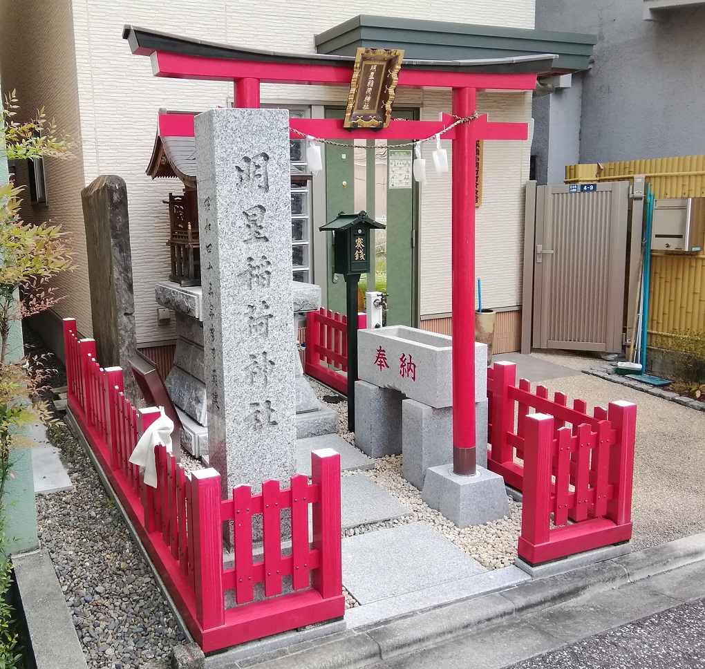 Venus Inari Shrine No.27 with a quiet appearance, which can be reached from Ningyocho Station.
 　~ Venus Inari Shrine~ 